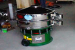 800型單層三次元振動(dòng)篩，產(chǎn)量可達(dá)800kg/h。