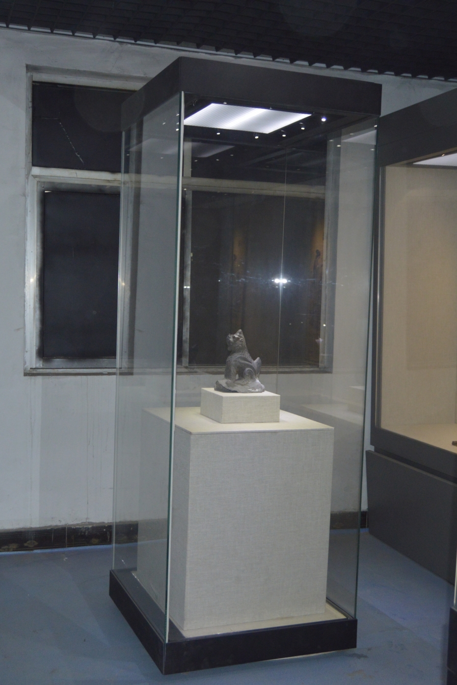 大連恒藝空間展柜制作工廠 專業(yè)定制博物館陳列柜、獨立展柜與沿墻柜